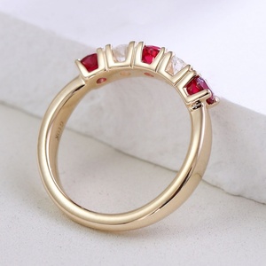 Anillo Personalizado de Fabricante, Corte Brillante Redondo, Oro Amarillo de 10k, Anillo con Gema de Laboratorio y Piedras Laterales para Mujer, Joyería con Gemas - Product Image 3