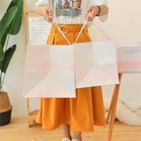 Grands sacs-cadeaux en papier à fond carré pour gâteaux de fleurs kraft de luxe personnalisés, poignées en ruban de coton, surface imprimée en plastique PP recyclable
