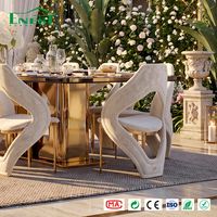Luxuriöses Esszimmerstuhl-Set mit Tropfenförmiger Rückenlehne und Goldenem Gestell, Maßgefertigte Komplettausstattung, Skulpturaler Beiger Stoff, für Villa und Hochzeit