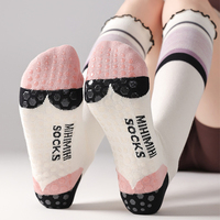 Chaussettes de yoga antidérapantes à tube moyen de haute qualité à quantité minimale de commande bas personnalisées Chaussettes de pilates à volants de compression en coton rayé