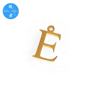 Minuscolo Charm in acciaio inossidabile placcato oro 18K con lettere maiuscole <span class=keywords><strong>E</strong></span> di creazione di gioielli di moda - Product Image 1