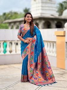 Saree de seda suave Paithani con diseño de pavo real tejido Zari por todas partes y borde de soporte tejido Meenakari y borlas adjuntas en Pall - Product Image 3
