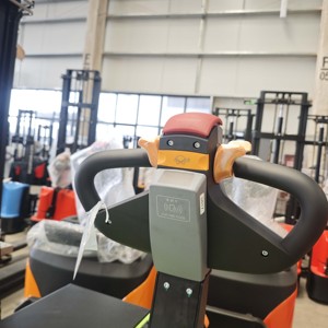 รถยกแบบ Reach Stacker ยี่ห้อ Nikiyumax คุณภาพสูง รับน้ำหนักได้ 2000 กิโลกรัม พร้อมระยะยืดแขนยาว - Product Image 5