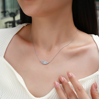 Collier en argent S925 avec pendentif feuille élégant, style forêt, entièrement pavé de baguettes coniques, 0,29 CTW, chaîne simple