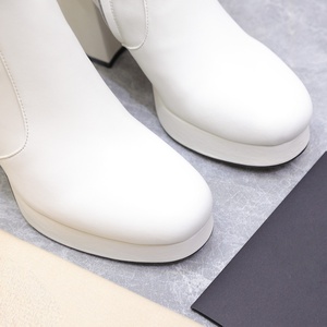 Bottes cuissardes de luxe personnalisées avec logo pour femme, à plateforme, en cuir couleur unie, style vintage 2026, avec fourrure épaisse à hauteur du genou - Product Image 5