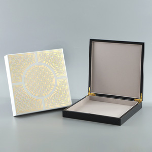Scatola Regalo di Lusso Ecologica Nera/<span class=keywords><strong>Bianca</strong></span> con Rilievo Dorato Eid Mubarak - Scatola per Cioccolatini in <span class=keywords><strong>Legno</strong></span> Stile Mediorientale con Logo Personalizzabile - Product Image 1
