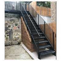 Escaliers à double poutre, poutres galvanisées à chaud, marches antidérapantes, traitement antirouille, escaliers à montantes ouvertes