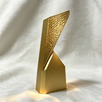 Trophée personnalisé en métal doré sablé et gravé au laser, design géométrique moderne, souvenir pour cérémonie d'entreprise, événement sportif