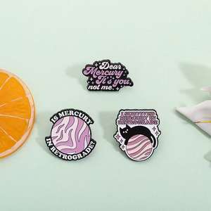 เข็มกลัดเคลือบลาย I Survived <span class=keywords><strong>Mercury</strong></span> Retrograde สไตล์น่ารัก ตลกๆ สำหรับคนรักโหราศาสตร์ ชุบดำนิกเกิล ขายส่งไม่มีขั้นต่ำ - Product Image 3