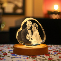 K9 personnalisé vente en gros 3D Laser coeur mariée marié cristal Cube veilleuse piédestal artisanat décoratif autres artisanat en cristal