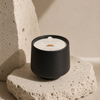 Lilin Aromaterapi Lilin Kedelai Beraroma Dalam Stoples Keramik Hitam Polos Desain Baru Dengan Aroma Kustom