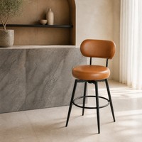 Chaise de bar pivotante en cuir caramel avec dossier incurvé, coussin rond rembourré, pieds noirs et anneau repose-pieds, idéale pour café