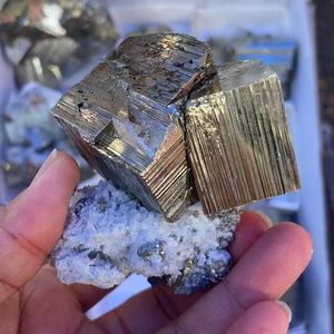 Natürliche hochwertige Peru Pyrit Erz Stein kristall Mineral Probe geschnitzte Roh würfel Cluster für Weihnachten Halloween Dekorationen - Product Image 3