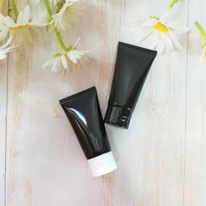 Tubo cosmético negro brillante de 50 ml con tapa abatible para dispensador de limpiador facial - Product Image 4