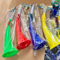Corneta Vuvuzela de Plástico Colorida con Cordón, Sonido Fuerte, Accesorio para Animar en Partidos de Fútbol, Fiestas y Eventos