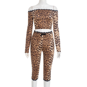 วิวิบลุค J25ST415 ชุดเซ็ตสองชิ้น เสื้อครอปแขนยาวลายเสือดาวแบบเปิดไหล่ กางเกงครอปเข้ารูป - Product Image 2