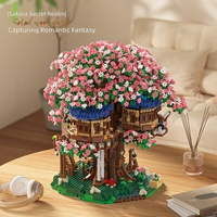 Modèle de bureau créatif en blocs de construction en plastique à micro-particules, thème maison dans les arbres style guérison, cerisier en fleurs rose, jouet de puzzle