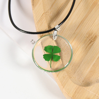 Collier trèfle à quatre feuilles en résine transparente avec pendentif cœur, bijou porte-bonheur