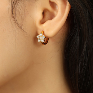 ต่างหูห่วงรูปดอกไม้ ชุบทอง ประดับเพทาย เครื่องประดับสำหรับผู้หญิงสำหรับใส่ทุกวัน - Product Image 4