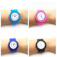 Montre à bracelet souple en silicone colorée de qualité supérieure, écologique, pour homme et femme, idéale comme cadeau promotionnel