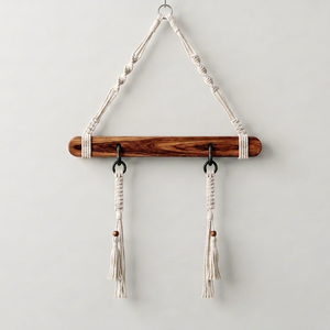 Décoration murale en macramé avec barre en bois et pompons, style bohème pour salon, usage intérieur - Product Image 1