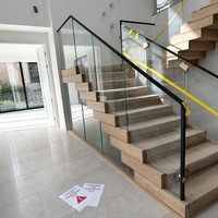 Escalier flottant empilé sur mesure avec structure en bois et marches en bois massif pour les intérieurs de villas haut de gamme