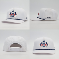 Casquette en polyester respirant avec visière incurvée perforée au laser sur mesure et patch en caoutchouc pour le golf en extérieur