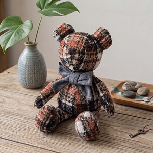 Ours en peluche vintage de style britannique en tweed, classique à carreaux, en laine, avec nœud papillon, pour la décoration de la maison et comme cadeau de Noël - Product Image 2