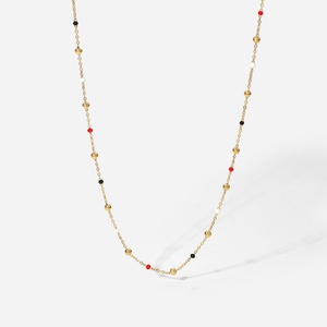 Collier à chaînes perlées plaqué or 18 carats en acier inoxydable avec émail rouge et noir - Product Image 3