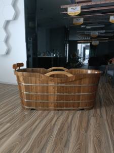 Vente en gros de baignoire moderne ovale en bois glacée pour 1 à 2 personnes baignoire de <span class=keywords><strong>spa</strong></span> baignoire plongeante en PVC avec contrôle <span class=keywords><strong>Balboa</strong></span> couvercle personnalisable - Product Image 2