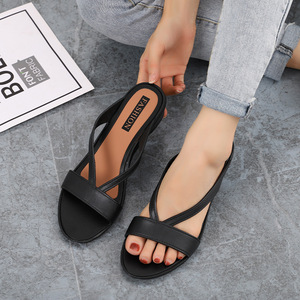 Nouvelles sandales pour femmes à la mode ceinture croisée talon bas semelle épaisse veste d'extérieur <span class=keywords><strong>pied</strong></span> pantoufles décontracté <span class=keywords><strong>plat</strong></span> chaussures pour femmes - Product Image 3