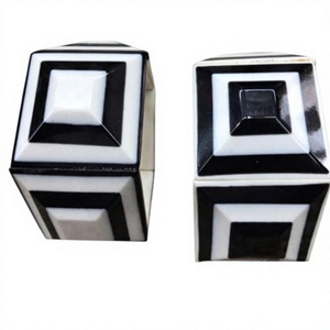 Porte-livres géométriques modernes faits à la main en résine, noir et blanc, coupe princesse, pièce de décoration artistique pour la maison, provenant d'Inde. - Product Image 1