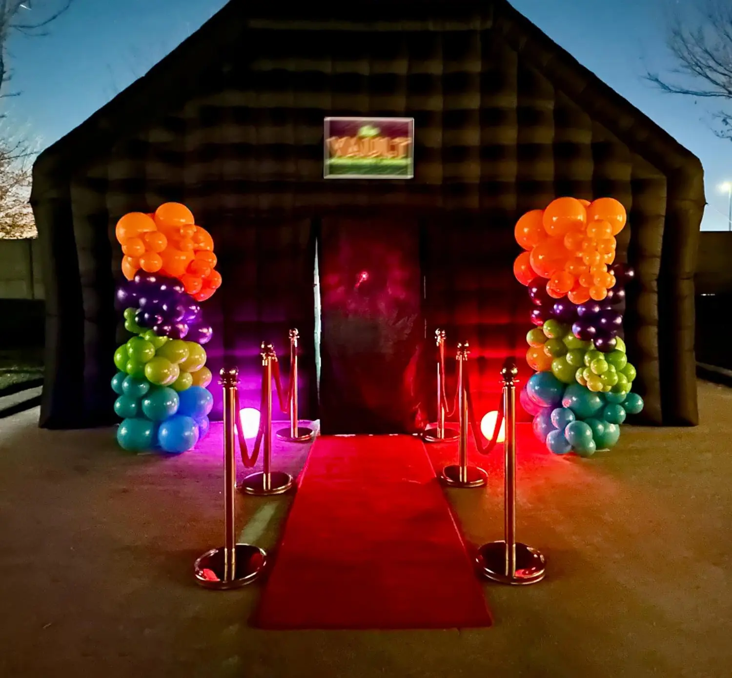 Großer Hinterhof Schwarz Aufblasbarer Disco Party Zelt Club Handel Tragbarer aufblasbarer Nachtclub mit DJ Stage Lights Ball