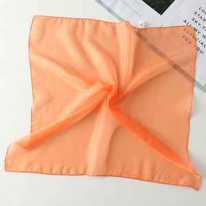 Écharpe imprimée pour femme, motifs audacieux et colorés, tombé fluide et doux, idéale pour offrir ou pour usage personnel - Product Image 6