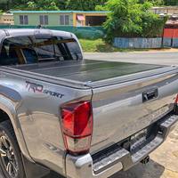 Couverture de benne rigide pliable en trois parties en alliage d'aluminium à profil bas, étanche et verrouillable pour Toyota Tundra 5.5 2022-2026