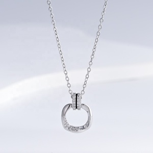 Collier minimaliste en cuivre de haute qualité plaqué rhodium avec chaîne en forme de boîte, pour un usage quotidien, pour femmes, avec pendentif incrusté de zirconium cubique. - Product Image 1