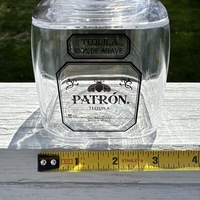 Vente en gros Bouteilles en verre transparentes, carrées, plates et avec logo personnalisé, estampées à chaud pour vodka Gin Whisky Spiritueux Mini Tequila