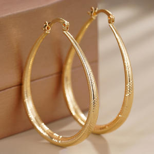 Pendientes de aro dorados de aleación de zinc chapados en oro, estilo clásico, joyería de moda unisex - Product Image 3