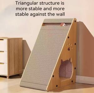Tiragraffi Triangolare Moderno per Gatti con Struttura Verticale - Imballaggio Ecologico in Cartone Ondulato Resistente ai Graffi - Product Image 3