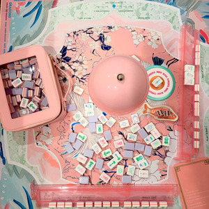 Tapis de jeu de mahjong élégant rose 31,5*31,5 pouces avec motif grue florale et héron, pour mahjong américain, avec dos en caoutchouc antidérapant - Product Image 3