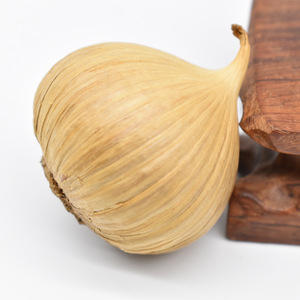 <span class=keywords><strong>Ail</strong></span> <span class=keywords><strong>noir</strong></span> fermenté vieilli en gros, bulbe unique, qualité supérieure, approvisionnement en vrac, <span class=keywords><strong>ail</strong></span> <span class=keywords><strong>noir</strong></span> naturel entier pour la cuisine et <span class=keywords><strong>les</strong></span> aliments santé - Product Image 1