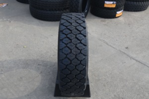 Pneus de camion en gros 9.5R17.5 215/75R17.5 265/70R19.5 Pneu TBR pour camion et bus, motif de roulement directionnel toutes saisons - Product Image 4
