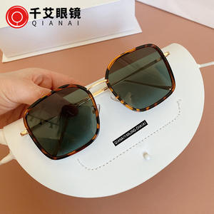 Gafas de Sol Cuadradas Irregulares Qianai, Montura Gris Translúcida, Lentes con Protección UV400, Tipo Unisex 3 - Product Image 5