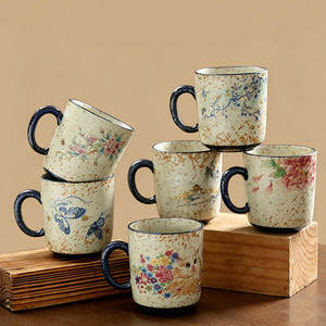 Tazza da Caffè in Ceramica Vintage con Stampa Floreale e Farfalle, Manico Scuro, per Cucina Rustica o Caffetteria - Product Image 1