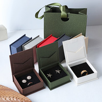 Boîte d'emballage magnétique carrée pour bijoux, boucles d'oreilles et colliers, modèle cinquante, boîte cadeau en carton avec ruban