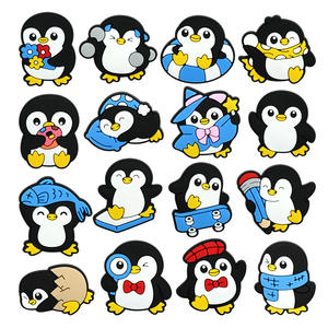 Encantadores adornos para zapatos de pingüino con anillos de esquí y natación, decoraciones personalizadas de animales de invierno y verano para zuecos - Product Image 1