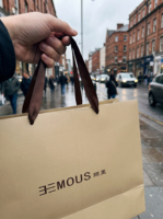Sacs shopping en papier de luxe personnalisés avec impression couleur, logo en feuille d'or noir, lignes en relief et poignées en corde marron