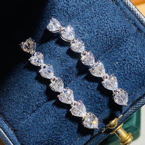 Orecchini pendenti di lusso a forma di cuore con cristalli per donna, placcati in oro bianco, argento 925 con montatura a griffe, gioielli da festa - Product Image 4