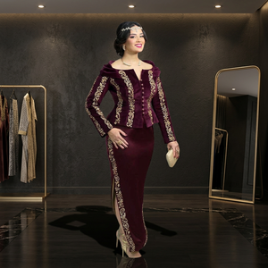 Ensemble de veste et lehenga de mariée en velours satiné, exquis, d'inspiration turque et algérienne, avec broderie de perles de cristal, luxueux et écologique, pour occasions formelles - Product Image 2