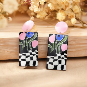 Orecchini in acrilico dipinti a quadretti bianchi e neri con design floreale, orecchini pendenti, gioielli alla moda - Product Image 2